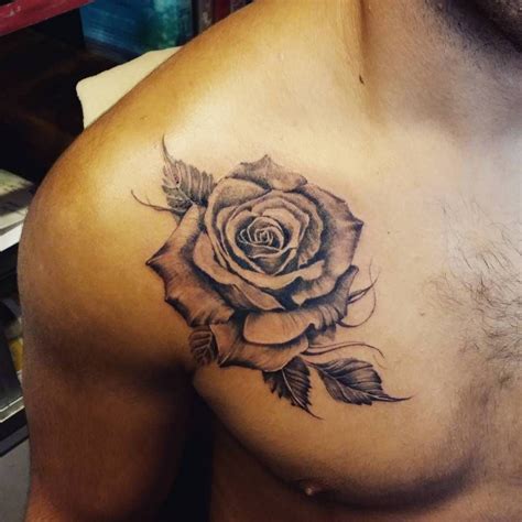 rosas en el pecho hombre|Tatuajes de rosas en el pecho: recopilación de diseños